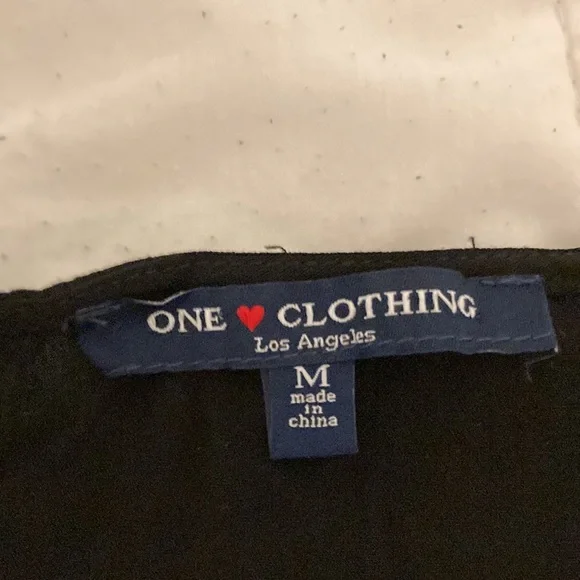 NWOT one clothing size medium black ruched top cap sleeves - Picture 2 of 4